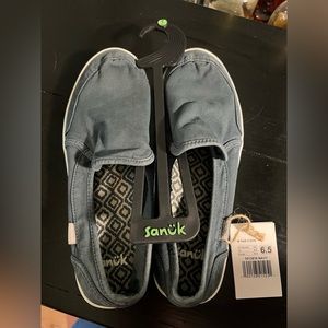 Women’s size 6.5 slip on sanuk shoes